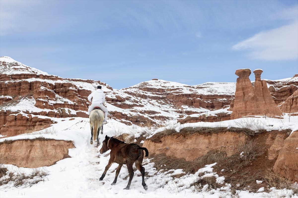 Narman Peribacaları’nda kar üstünde dörtnala gezi