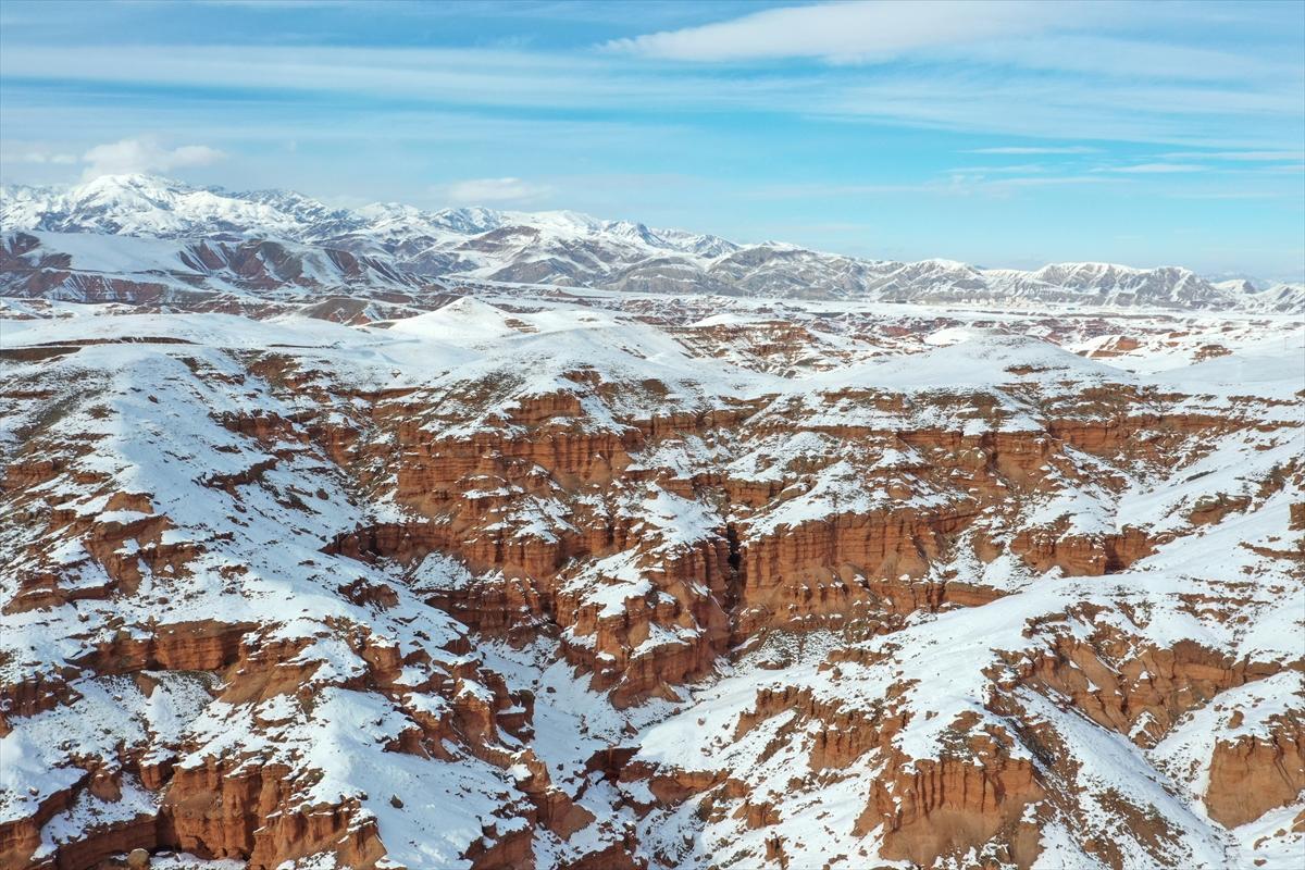 Narman Peribacaları’nda kar üstünde dörtnala gezi