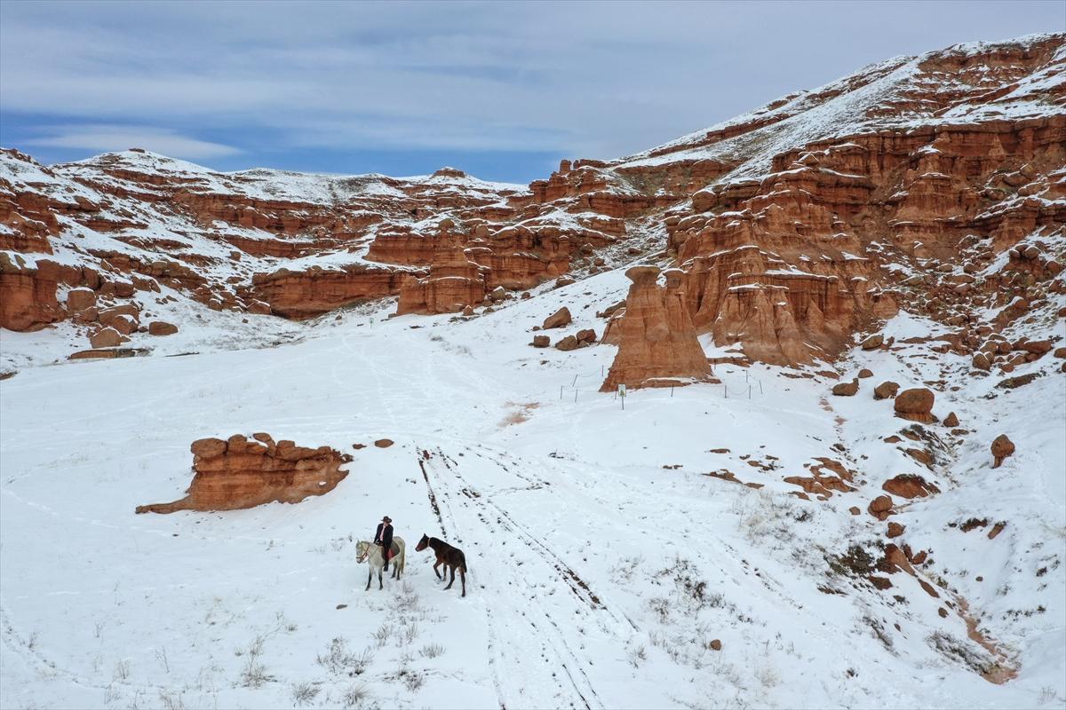 Narman Peribacaları’nda kar üstünde dörtnala gezi