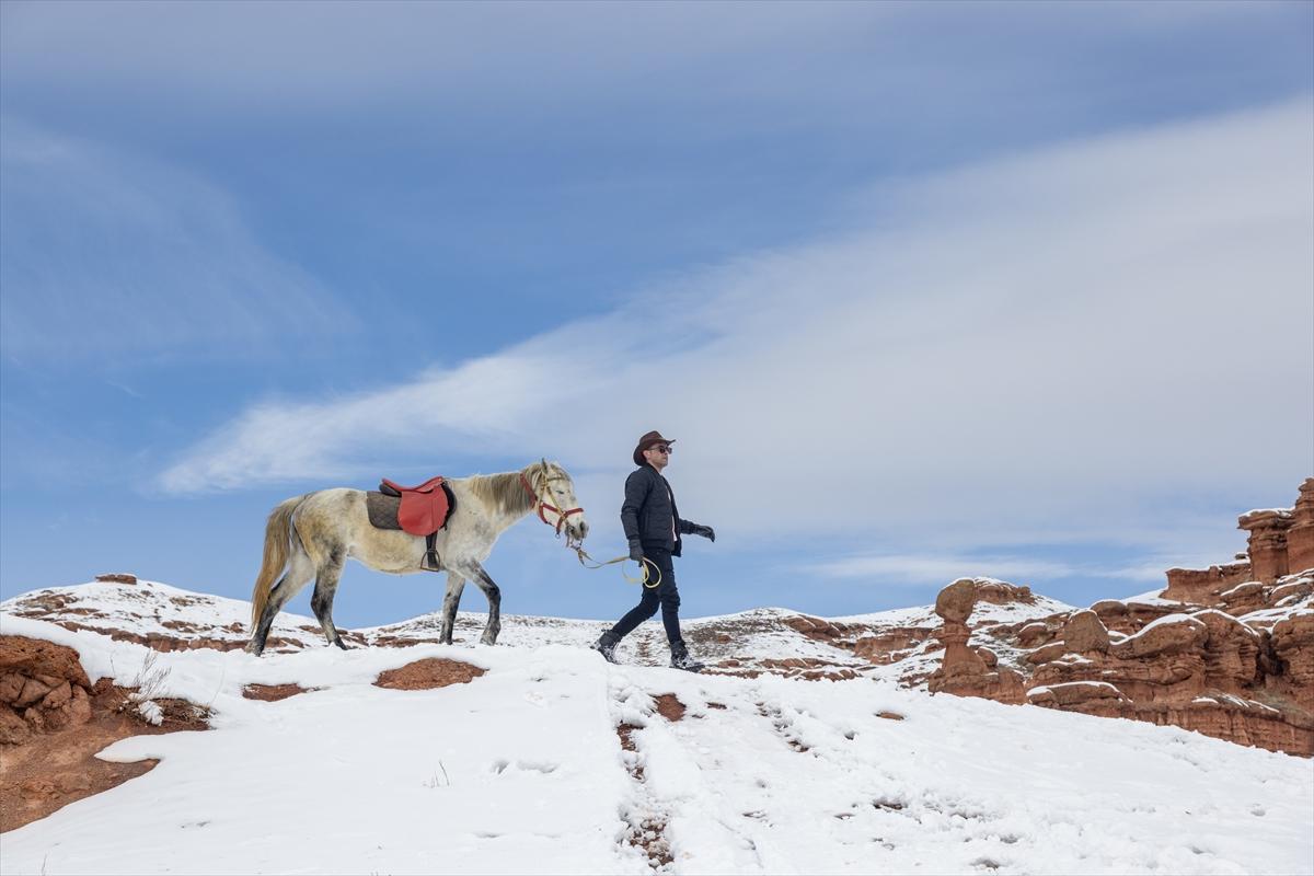 Narman Peribacaları’nda kar üstünde dörtnala gezi