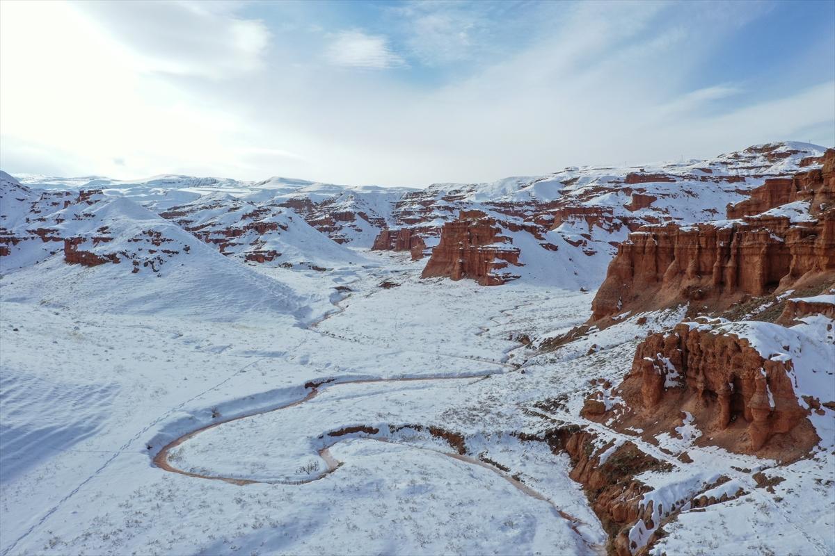 Narman Peribacaları’nda kar üstünde dörtnala gezi
