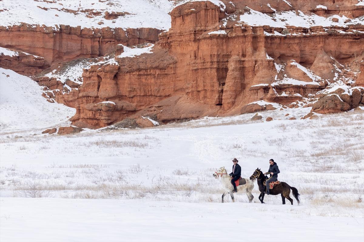 Narman Peribacaları’nda kar üstünde dörtnala gezi