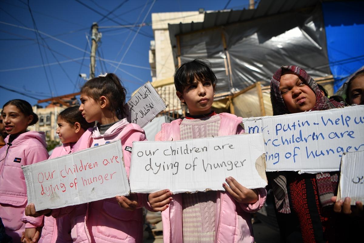 Filistinli çocuklar, İsrail işgali altındaki gıda krizini protesto etti