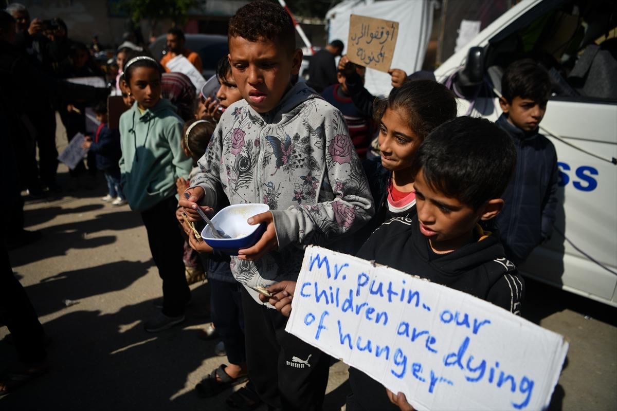 Filistinli çocuklar, İsrail işgali altındaki gıda krizini protesto etti