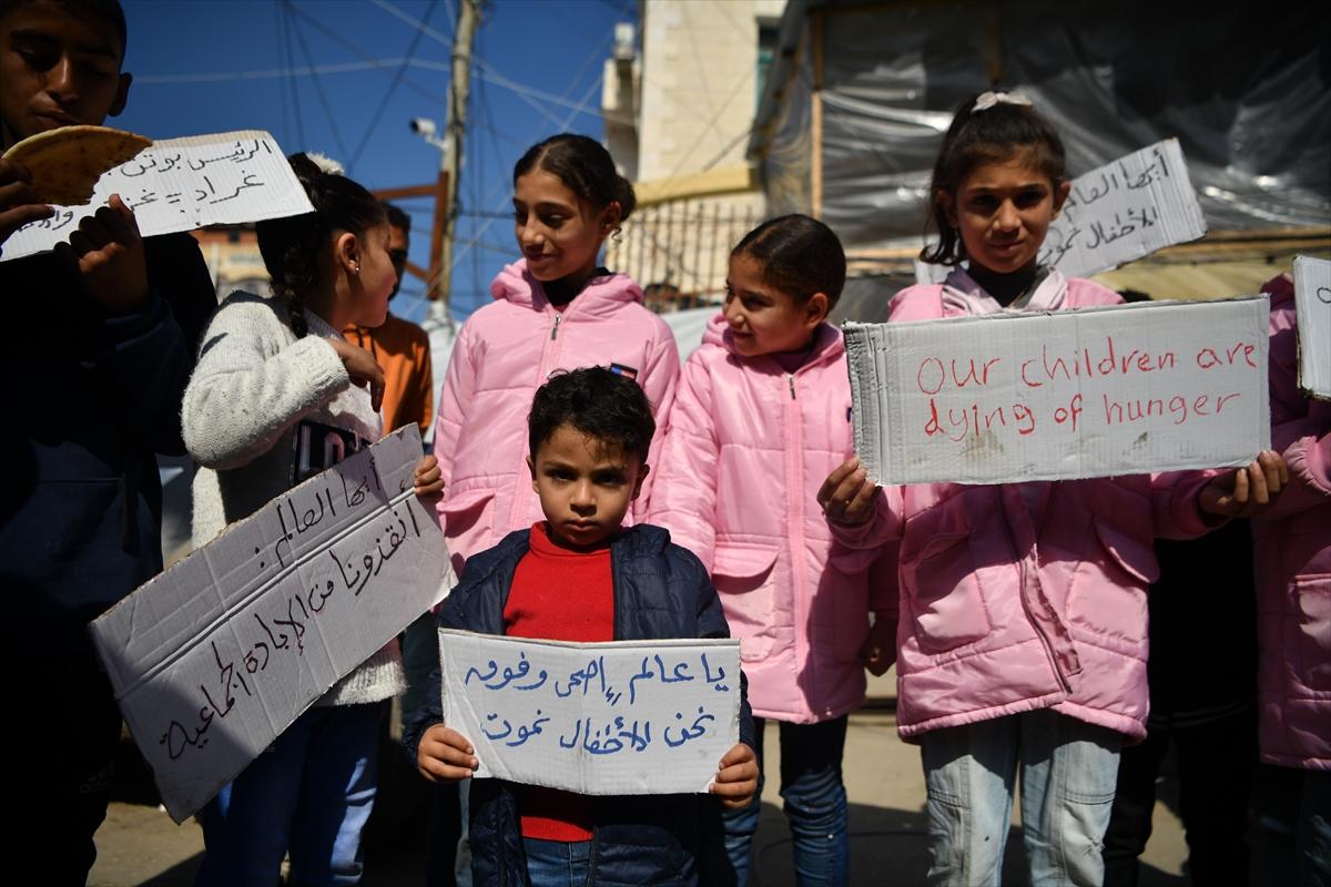 Filistinli çocuklar, İsrail işgali altındaki gıda krizini protesto etti