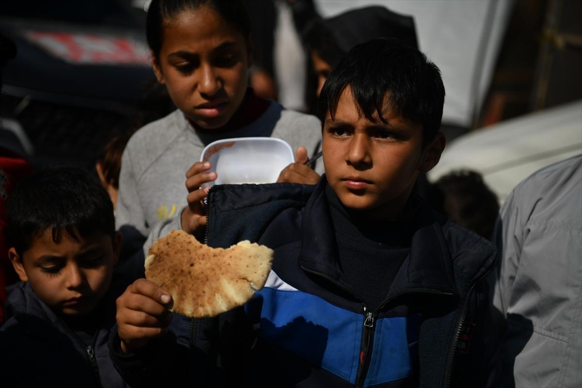 Filistinli çocuklar, İsrail işgali altındaki gıda krizini protesto etti