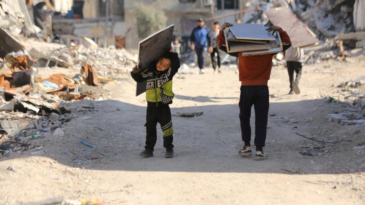 Gazze'de çocukların yakacak telaşı
