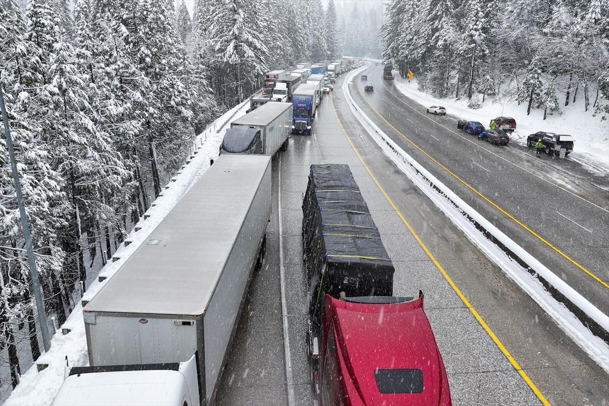 ABD'de kar fırtınası! California'da hayat felç oldu