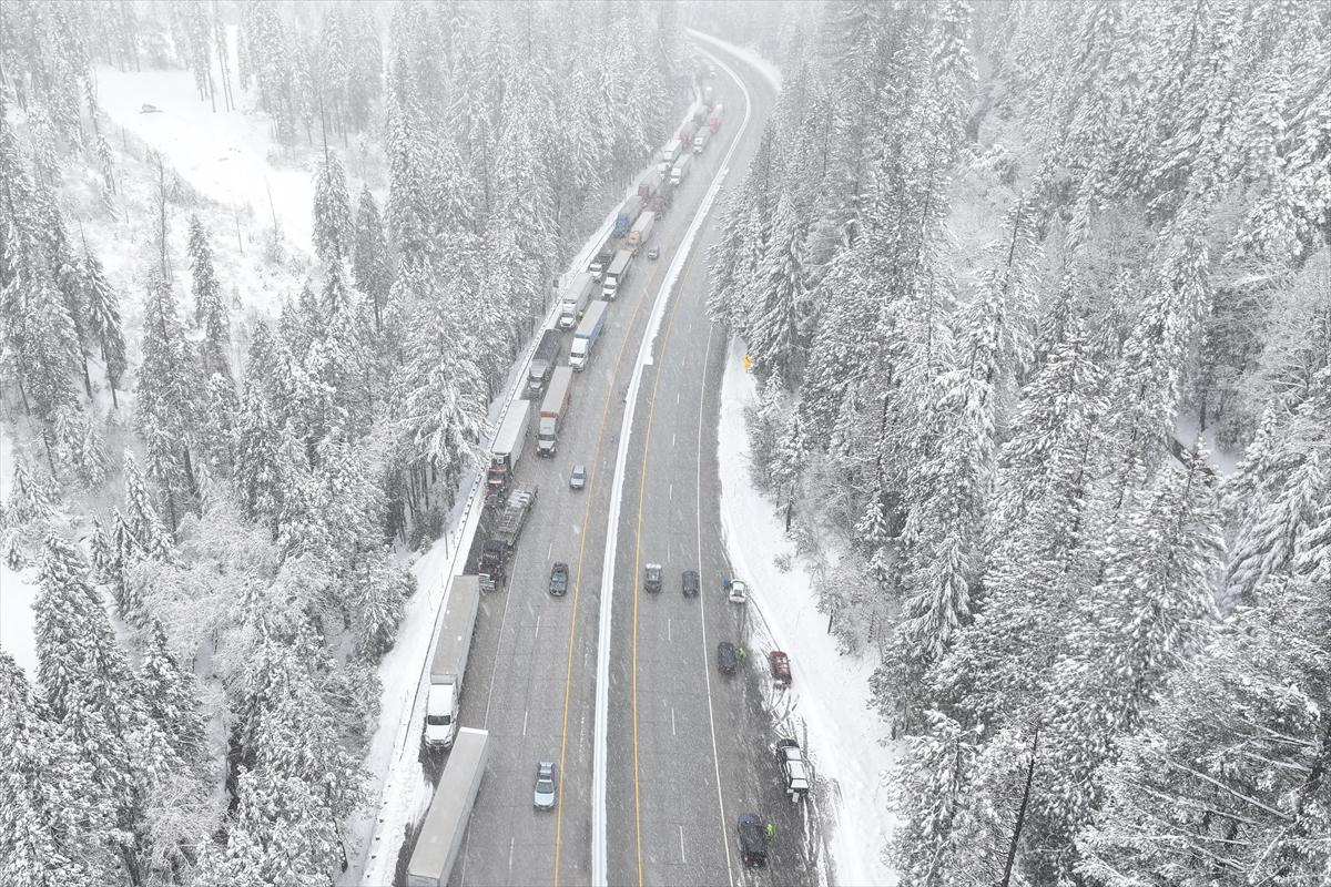 ABD'de kar fırtınası! California'da hayat felç oldu