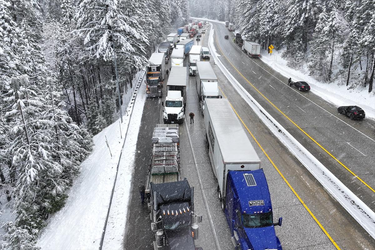 ABD'de kar fırtınası! California'da hayat felç oldu