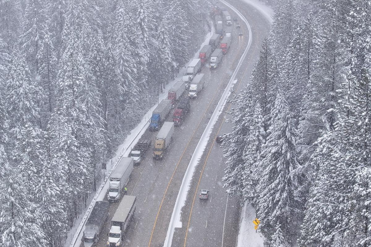 ABD'de kar fırtınası! California'da hayat felç oldu