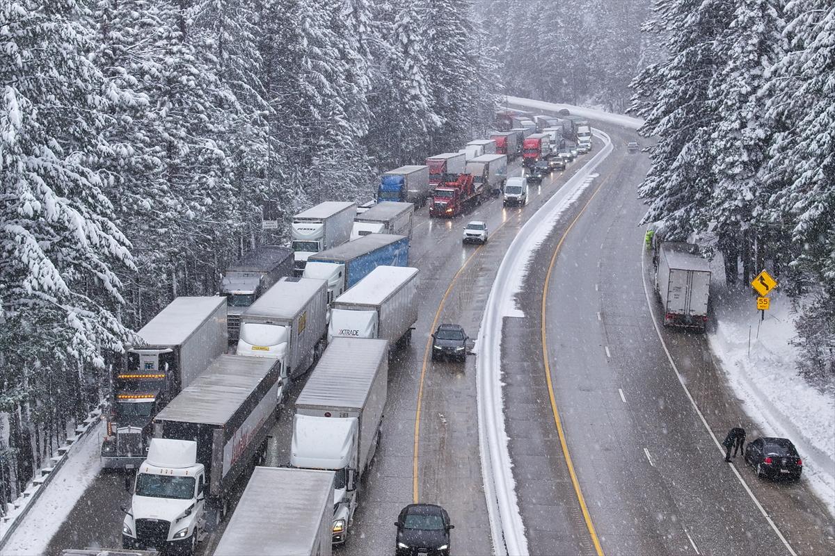 ABD'de kar fırtınası! California'da hayat felç oldu