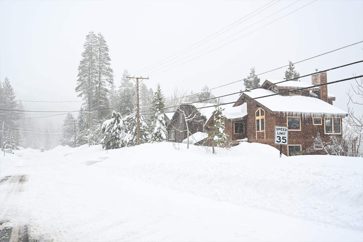 ABD'de kar fırtınası! California'da hayat felç oldu