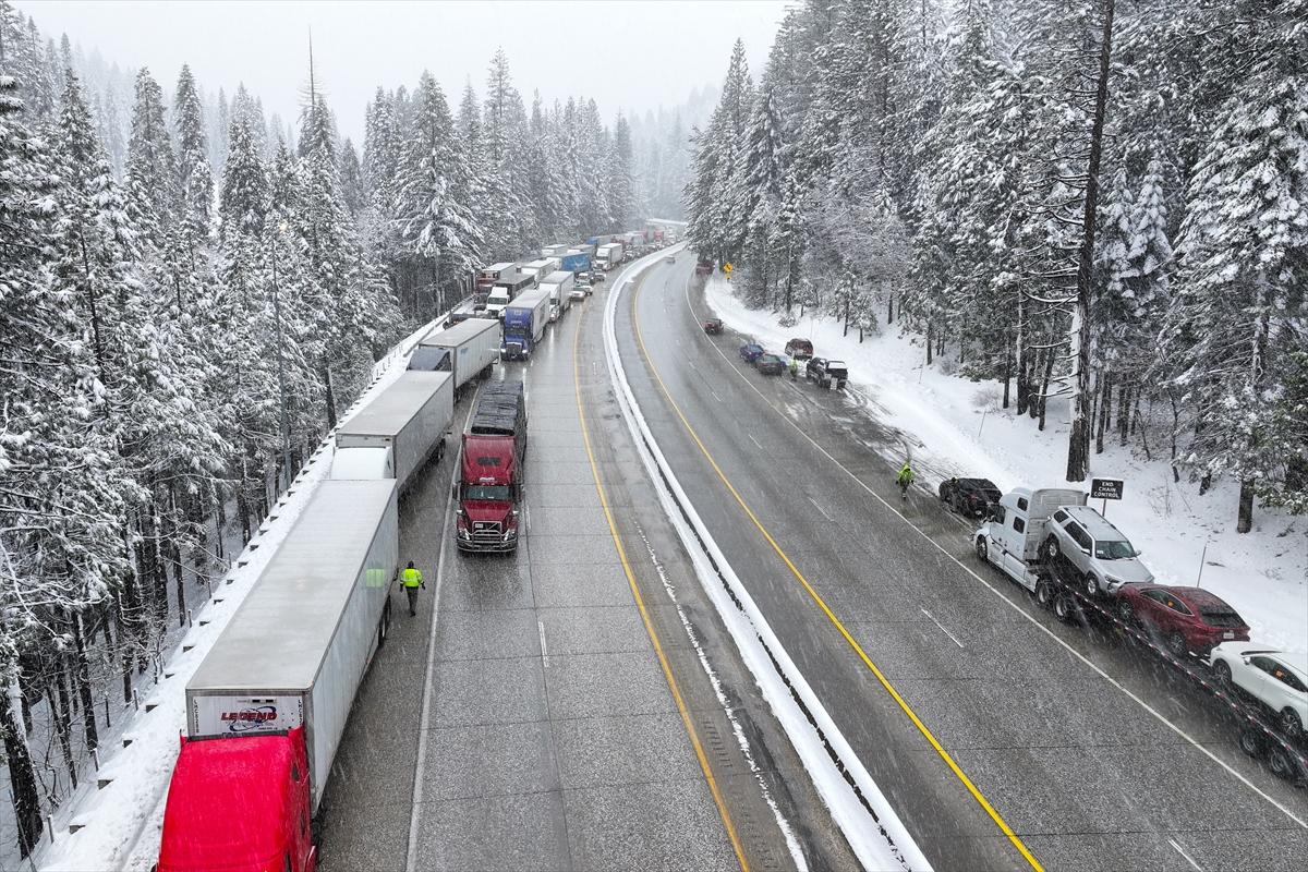 ABD'de kar fırtınası! California'da hayat felç oldu