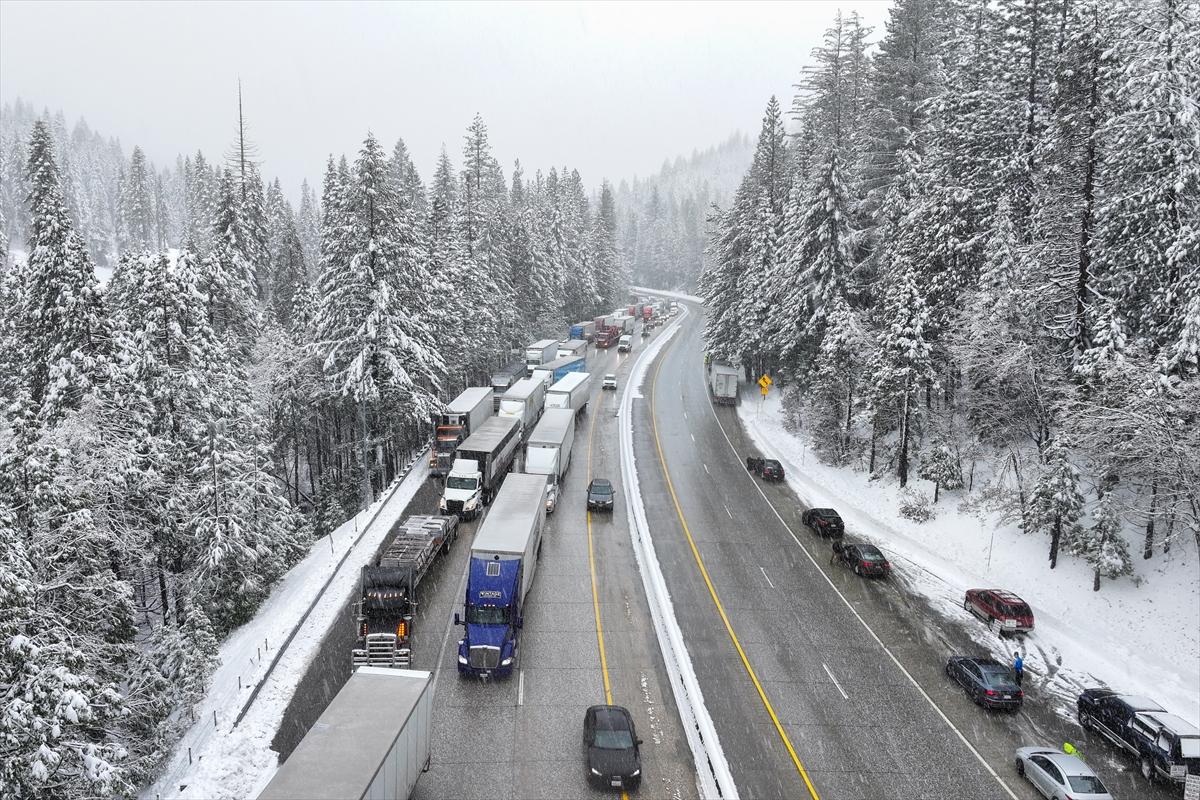 ABD'de kar fırtınası! California'da hayat felç oldu