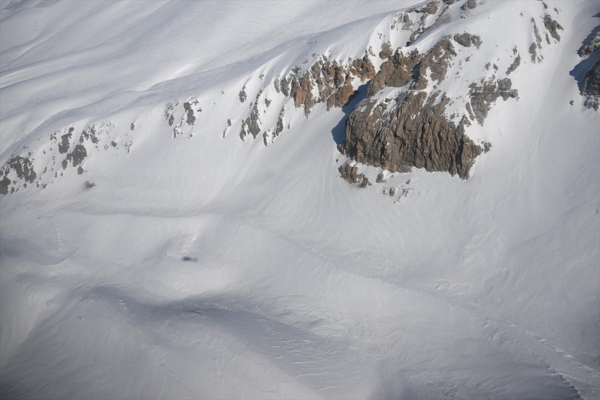 Van-Bahçesaray yolu, kar altında kaldı