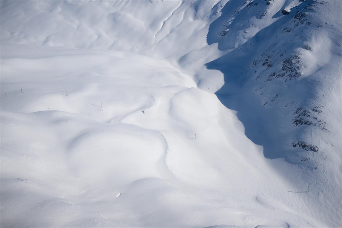 Van-Bahçesaray yolu, kar altında kaldı