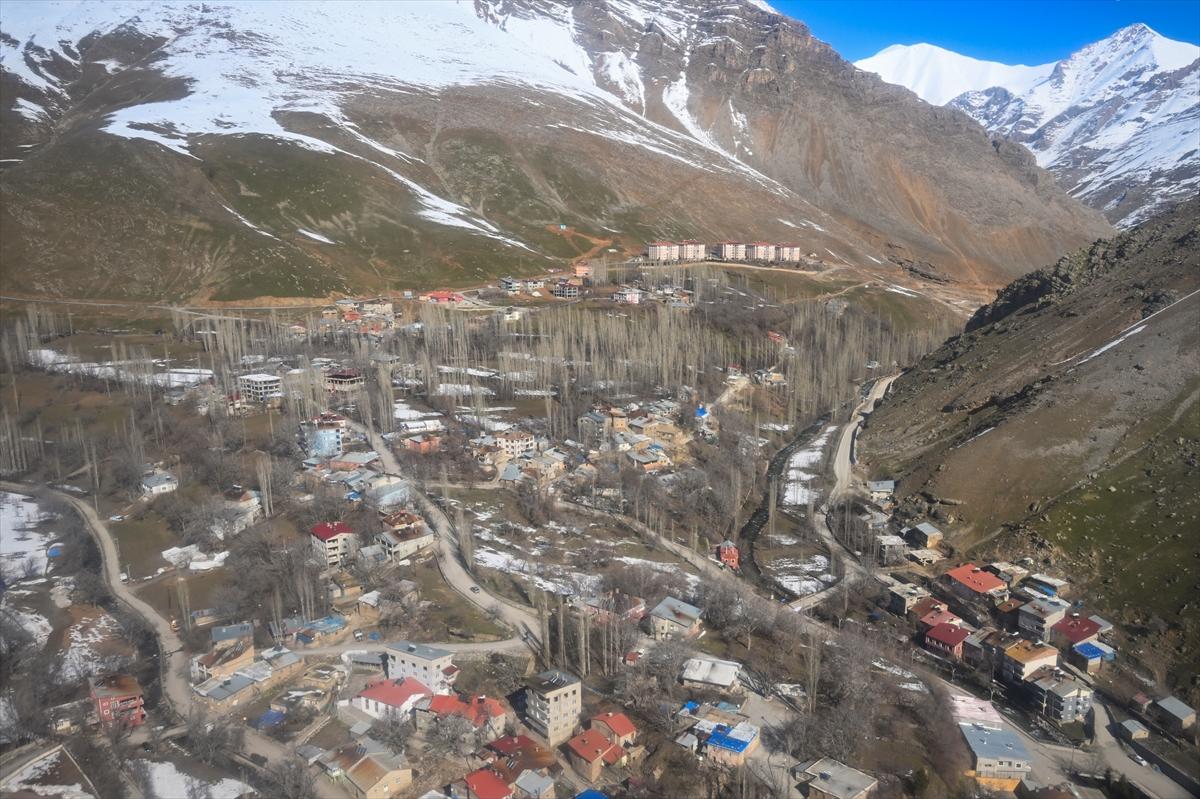 Van-Bahçesaray yolu, kar altında kaldı