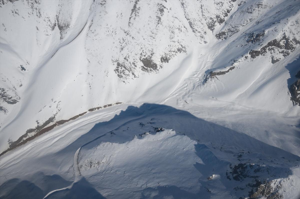 Van-Bahçesaray yolu, kar altında kaldı