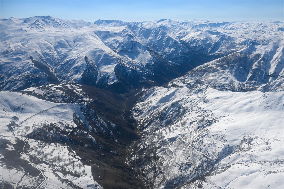 Van-Bahçesaray yolu, kar altında kaldı