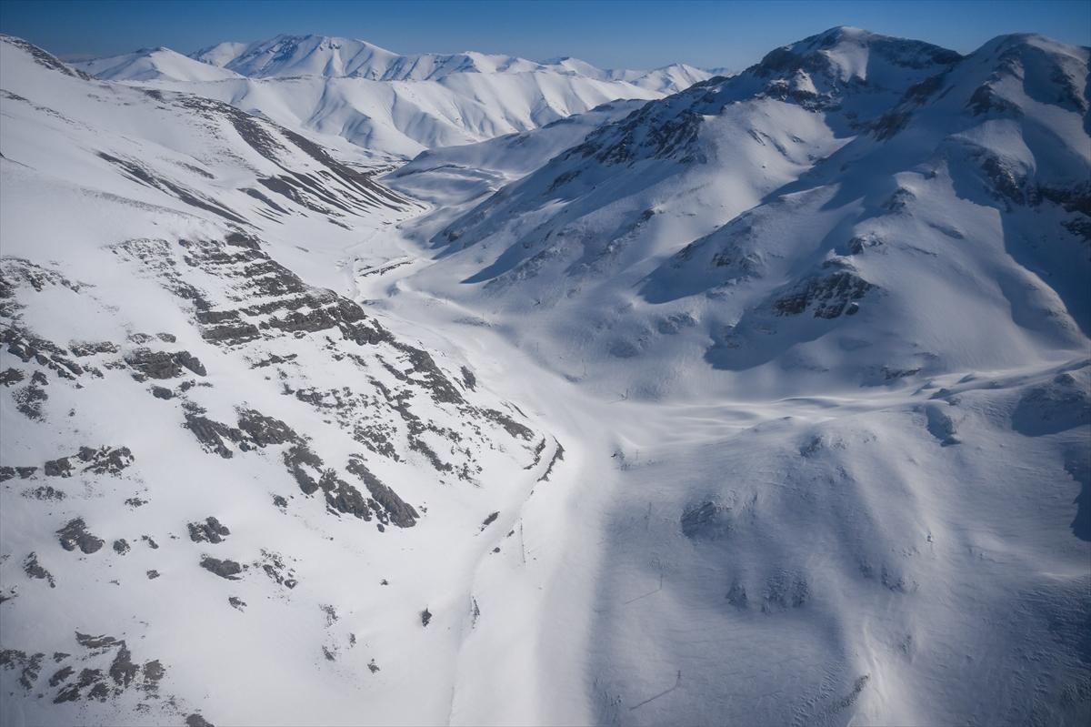Van-Bahçesaray yolu, kar altında kaldı