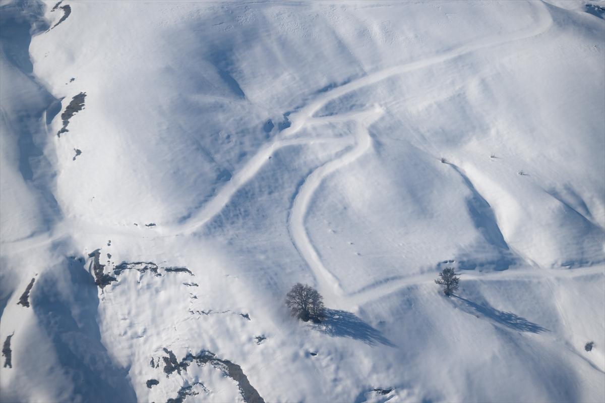 Van-Bahçesaray yolu, kar altında kaldı