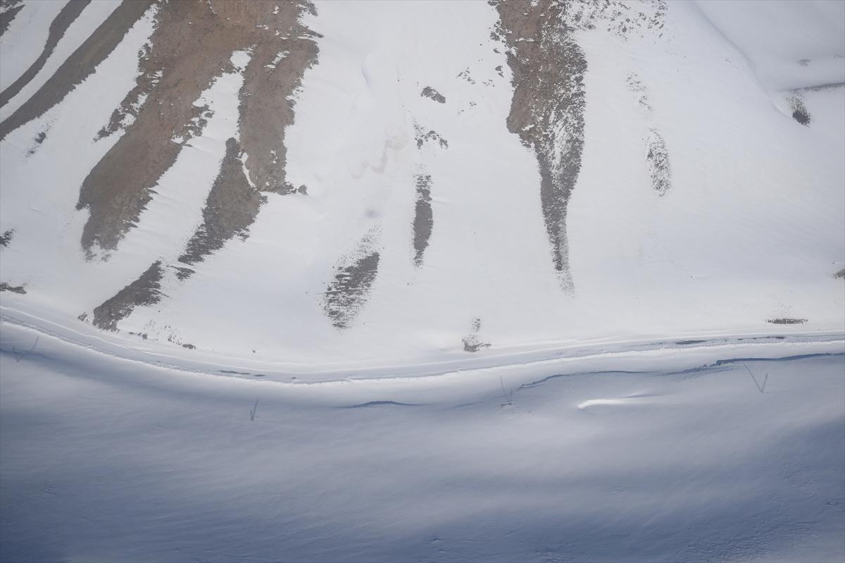Van-Bahçesaray yolu, kar altında kaldı