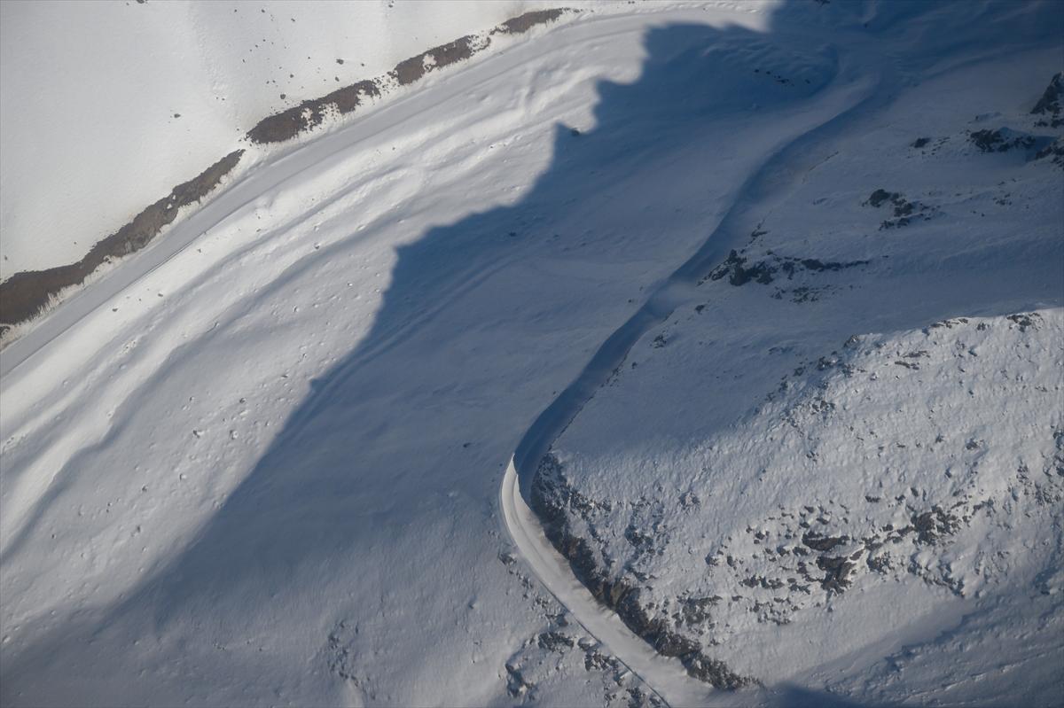 Van-Bahçesaray yolu, kar altında kaldı