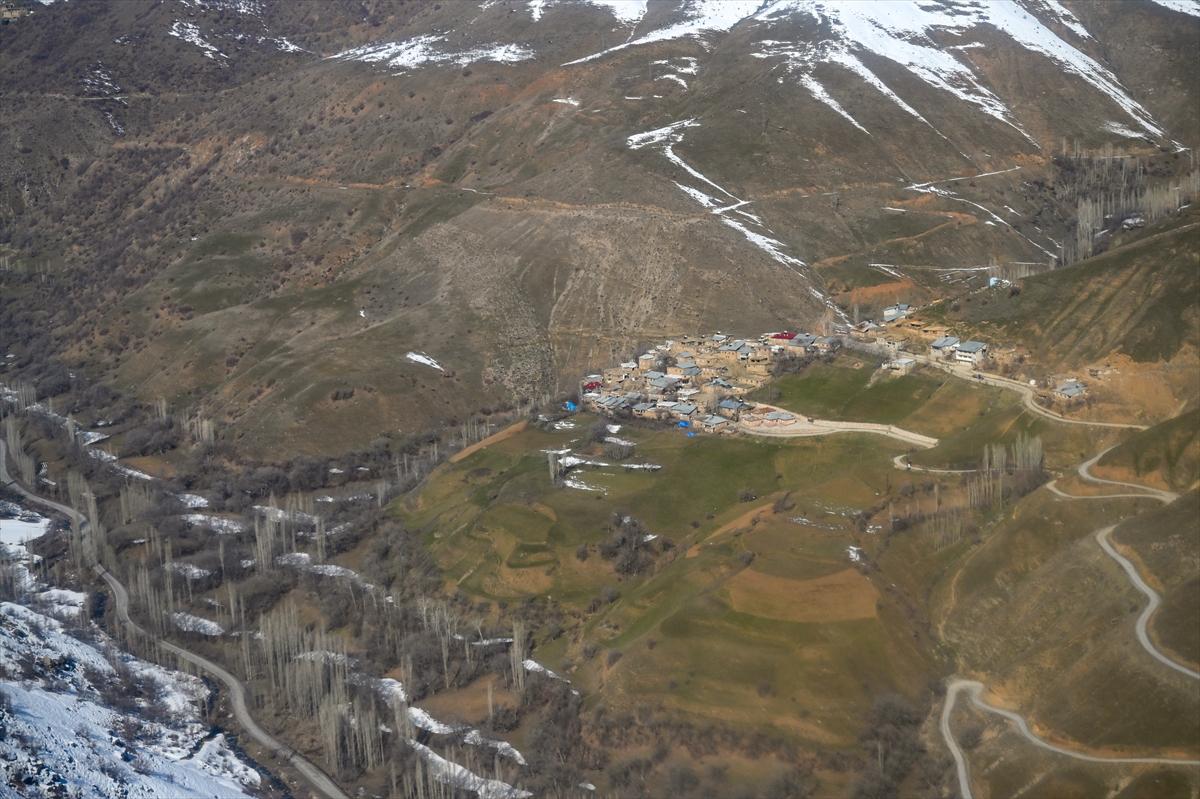 Van-Bahçesaray yolu, kar altında kaldı