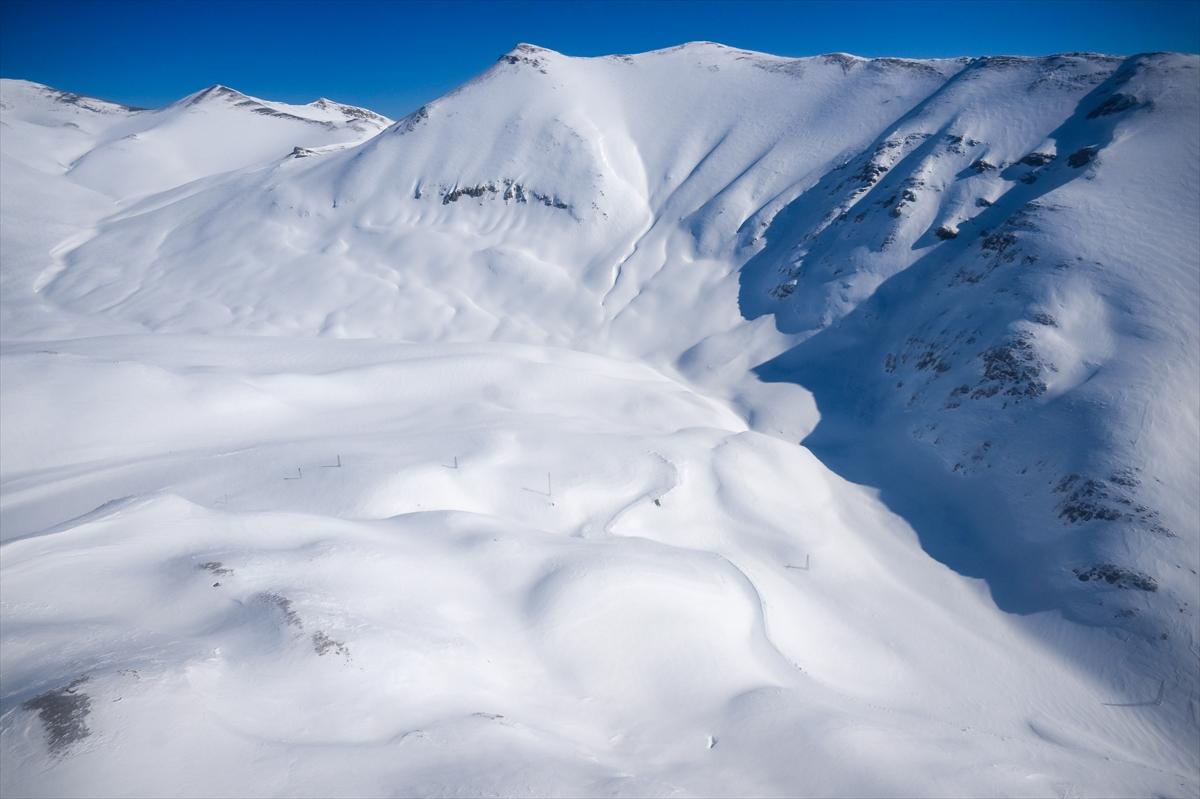 Van-Bahçesaray yolu, kar altında kaldı