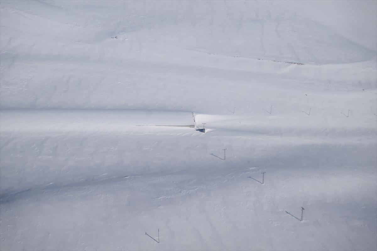Van-Bahçesaray yolu, kar altında kaldı