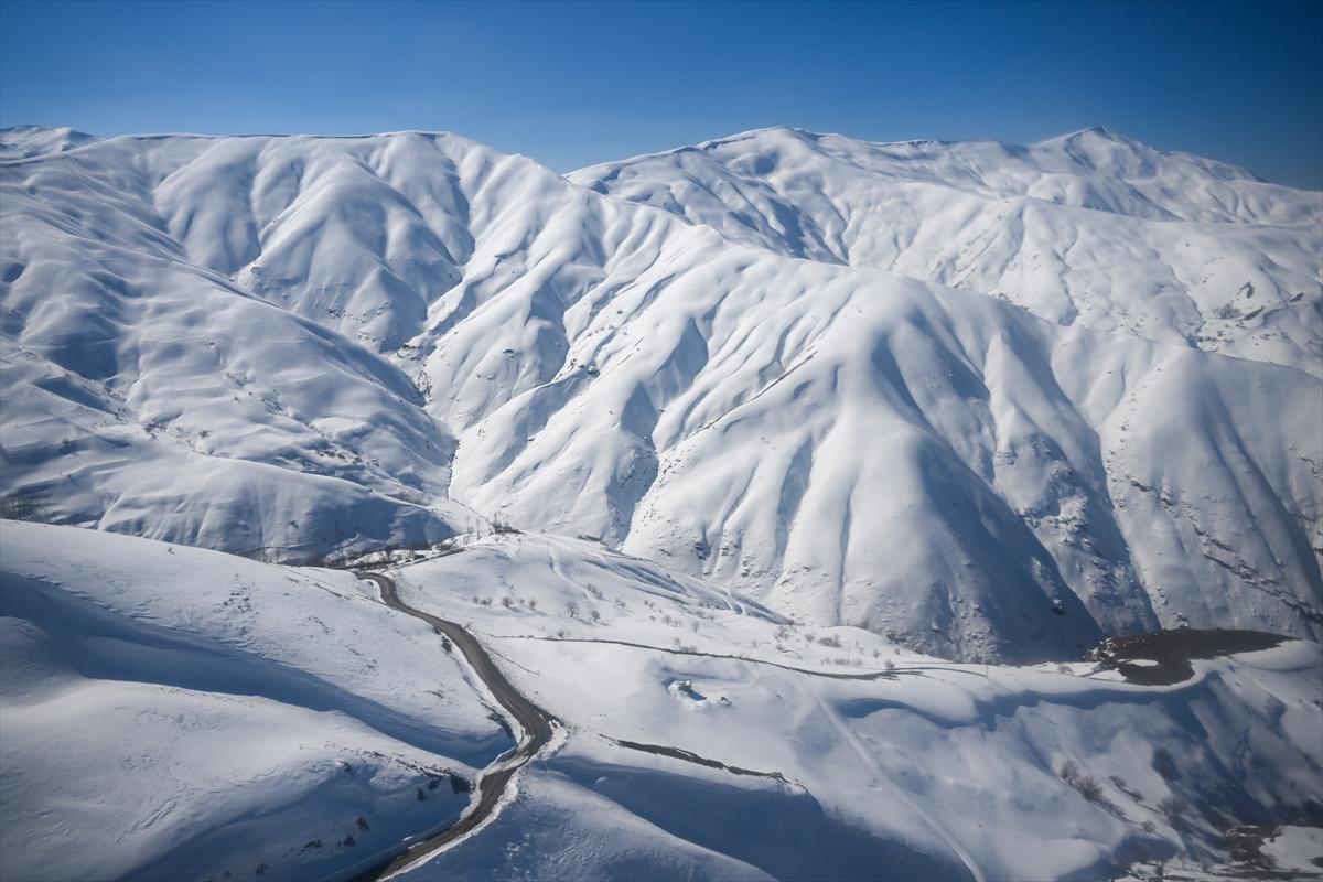 Van-Bahçesaray yolu, kar altında kaldı