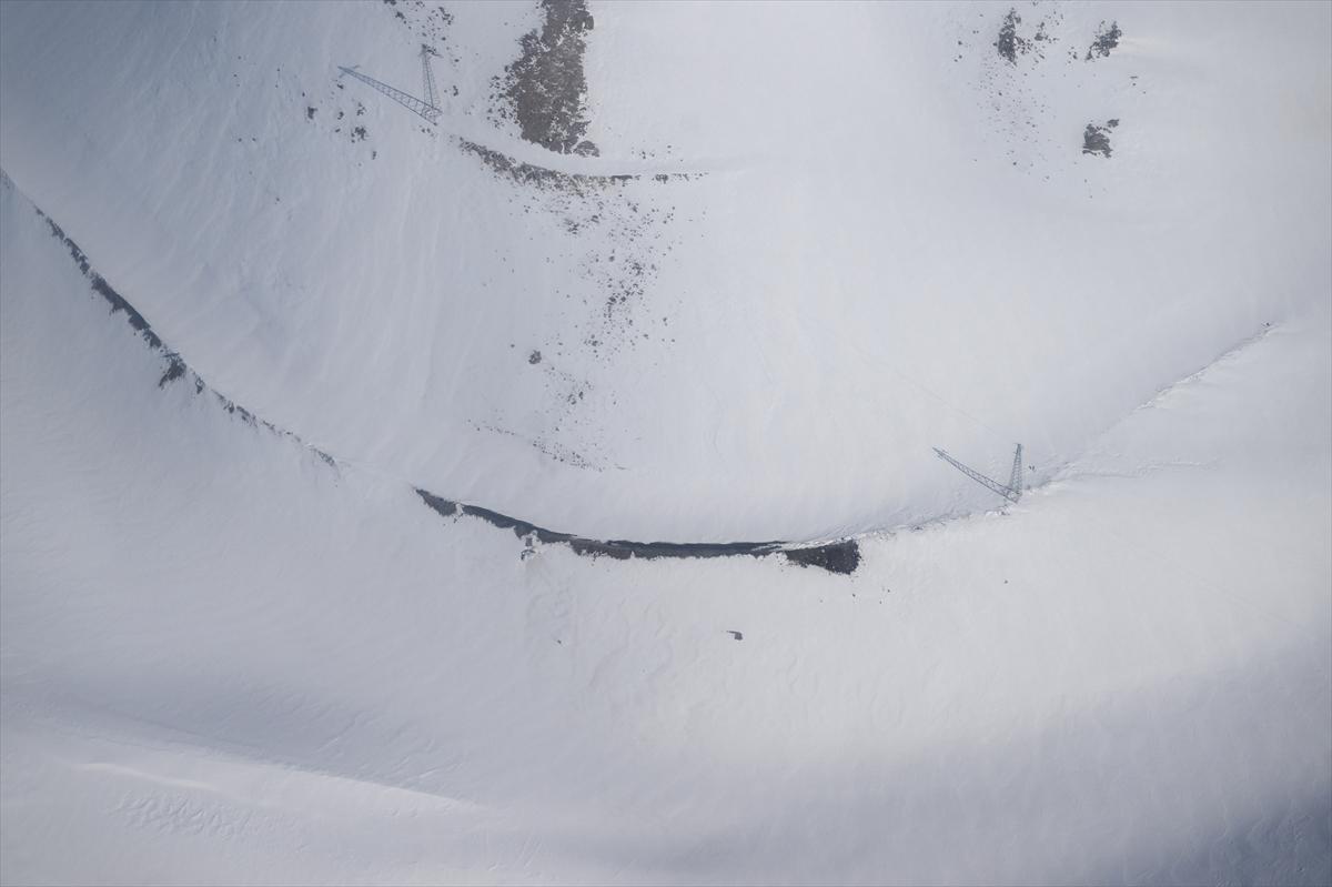 Van-Bahçesaray yolu, kar altında kaldı