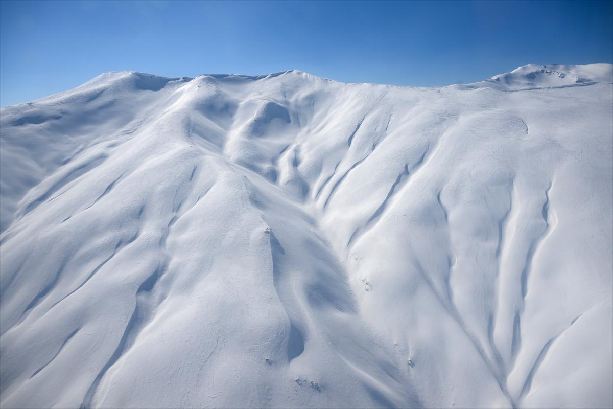 Van-Bahçesaray yolu, kar altında kaldı