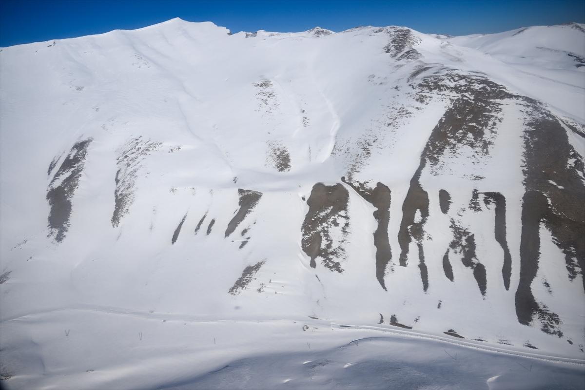Van-Bahçesaray yolu, kar altında kaldı