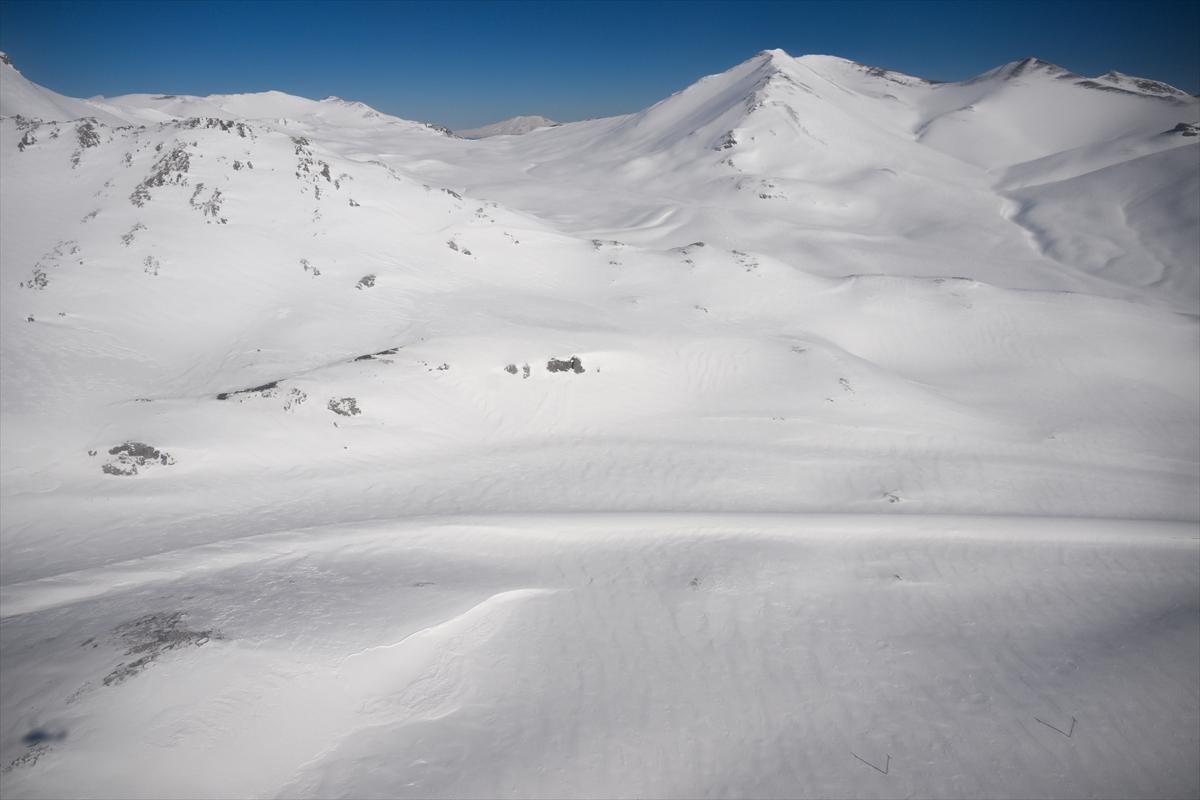 Van-Bahçesaray yolu, kar altında kaldı