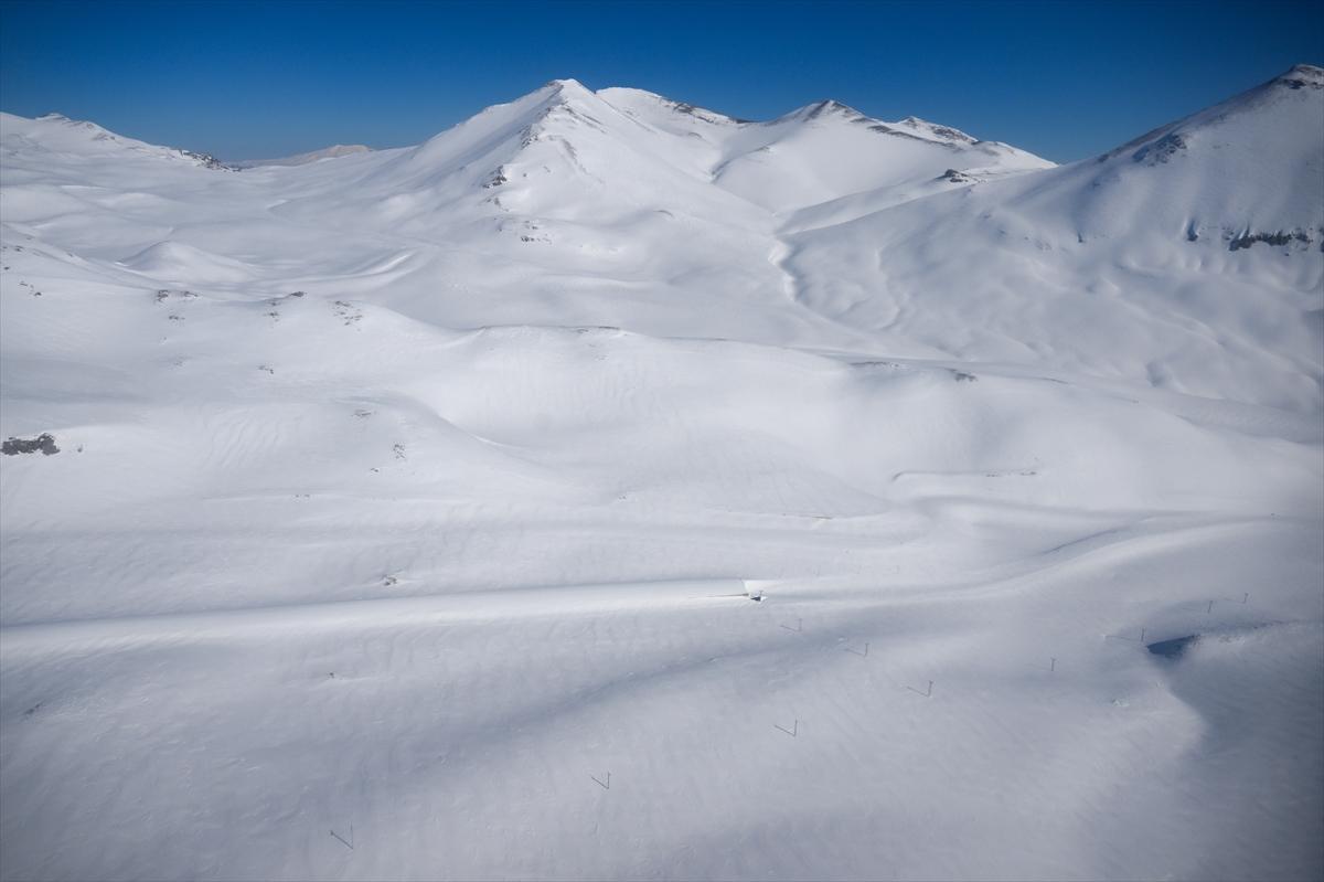 Van-Bahçesaray yolu, kar altında kaldı