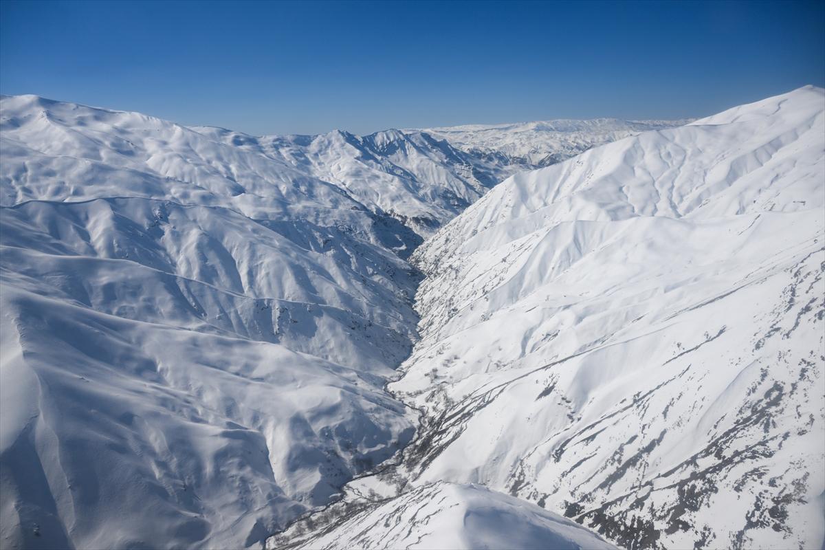 Van-Bahçesaray yolu, kar altında kaldı
