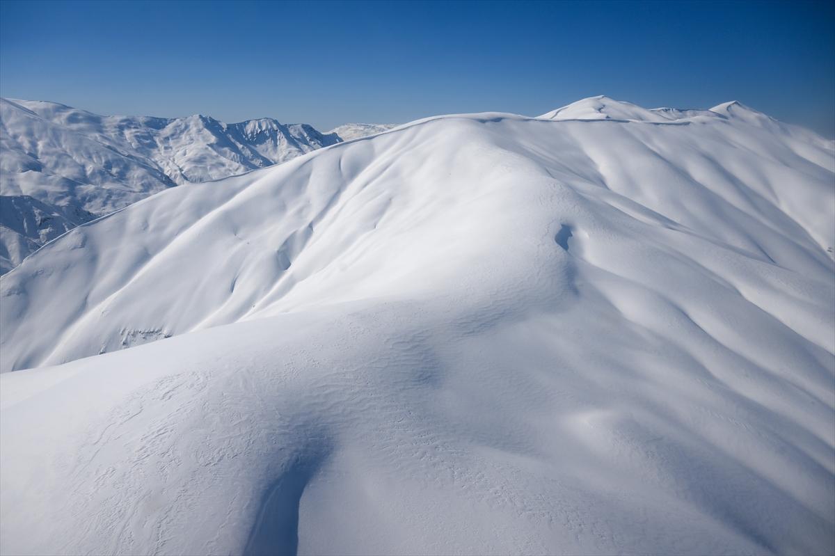Van-Bahçesaray yolu, kar altında kaldı