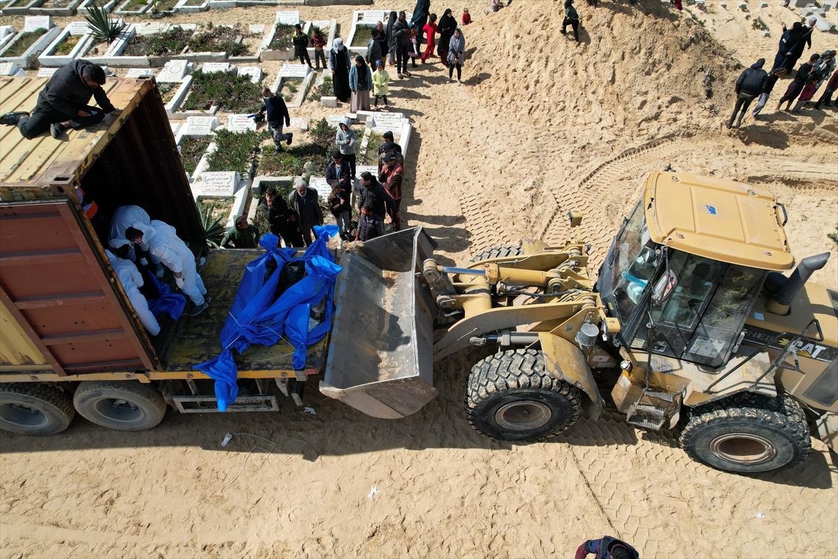İsrail'in katlettiği 47 Filistinlinin cenazesi toplu mezara defnedildi
