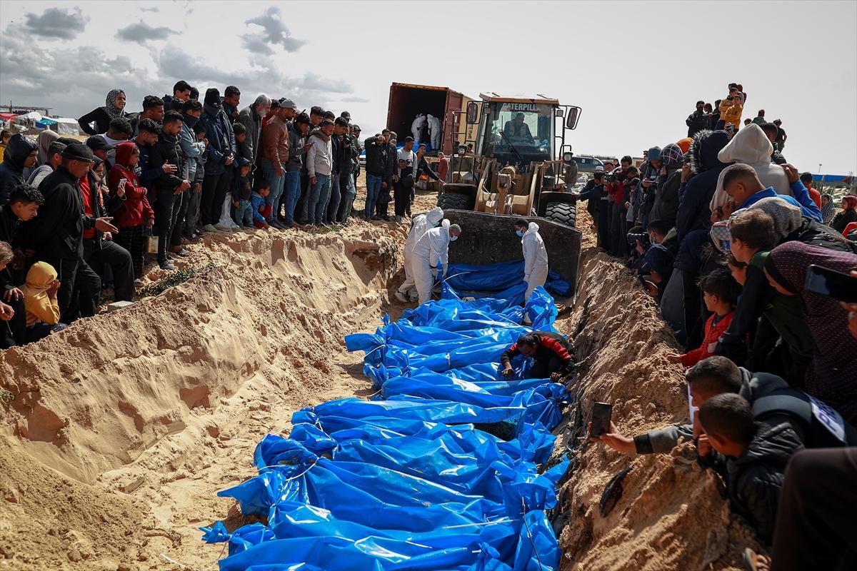 İsrail'in katlettiği 47 Filistinlinin cenazesi toplu mezara defnedildi