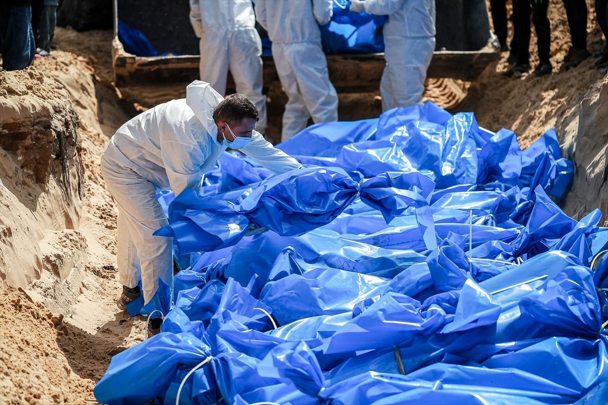 İsrail'in katlettiği 47 Filistinlinin cenazesi toplu mezara defnedildi