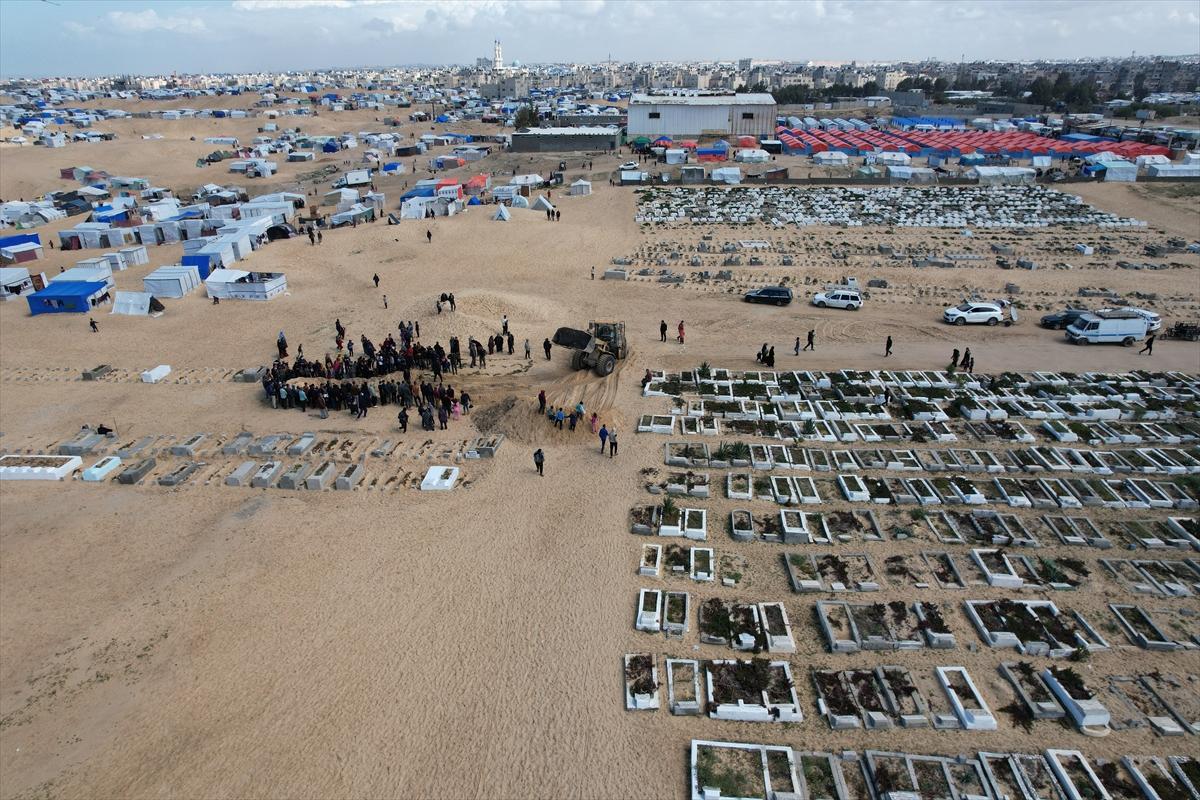 İsrail'in katlettiği 47 Filistinlinin cenazesi toplu mezara defnedildi