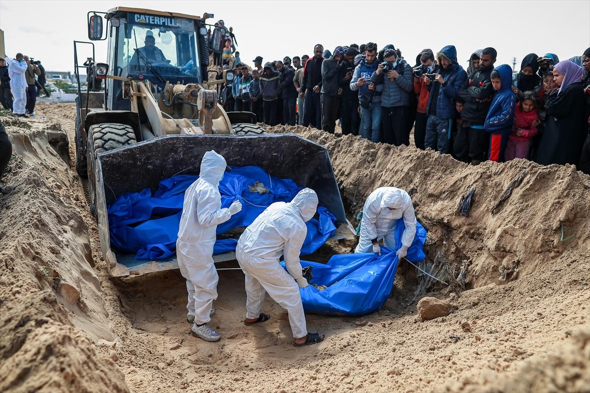 İsrail'in katlettiği 47 Filistinlinin cenazesi toplu mezara defnedildi