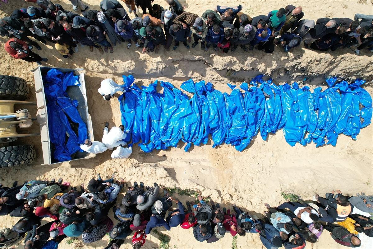 İsrail'in katlettiği 47 Filistinlinin cenazesi toplu mezara defnedildi