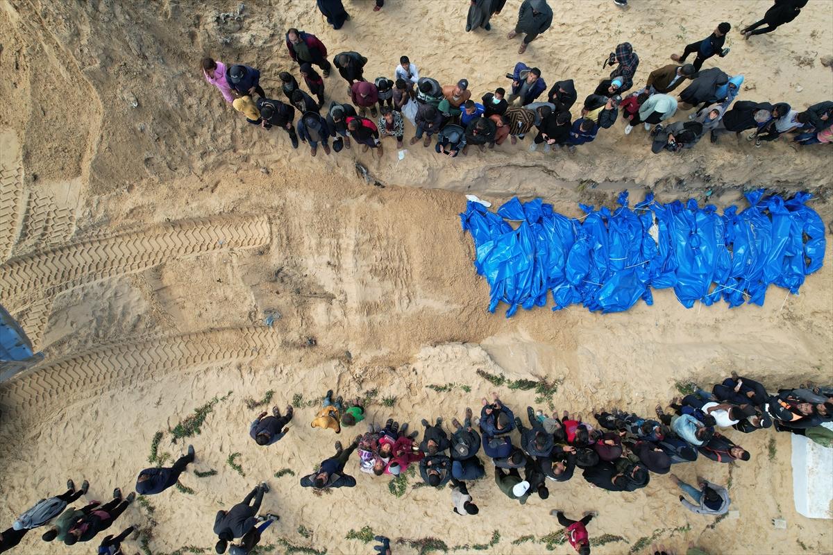 İsrail'in katlettiği 47 Filistinlinin cenazesi toplu mezara defnedildi