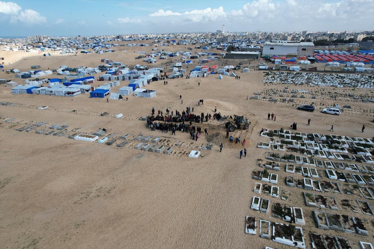 İsrail'in katlettiği 47 Filistinlinin cenazesi toplu mezara defnedildi