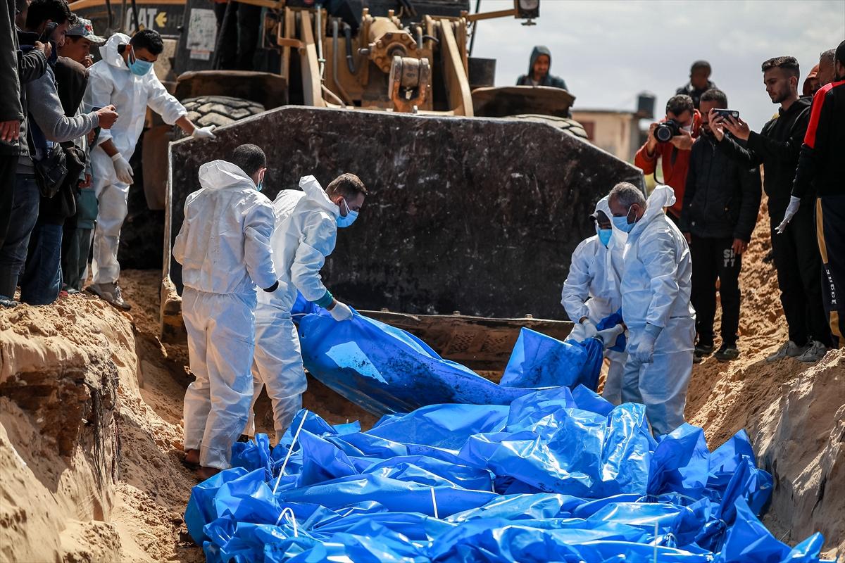 İsrail'in katlettiği 47 Filistinlinin cenazesi toplu mezara defnedildi