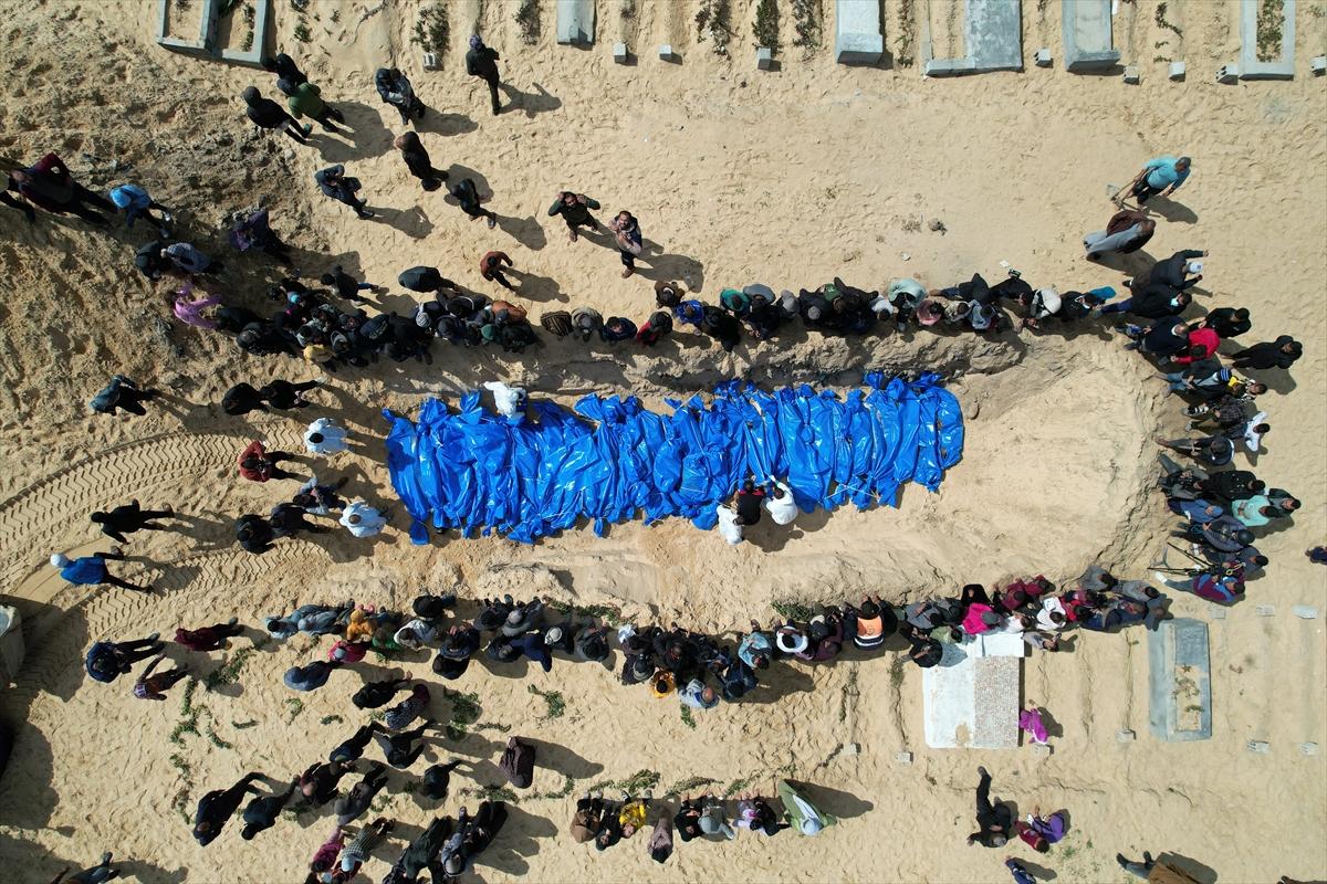 İsrail'in katlettiği 47 Filistinlinin cenazesi toplu mezara defnedildi