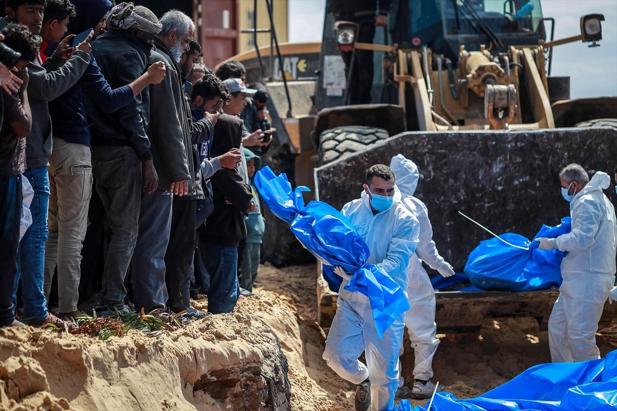 İsrail'in katlettiği 47 Filistinlinin cenazesi toplu mezara defnedildi